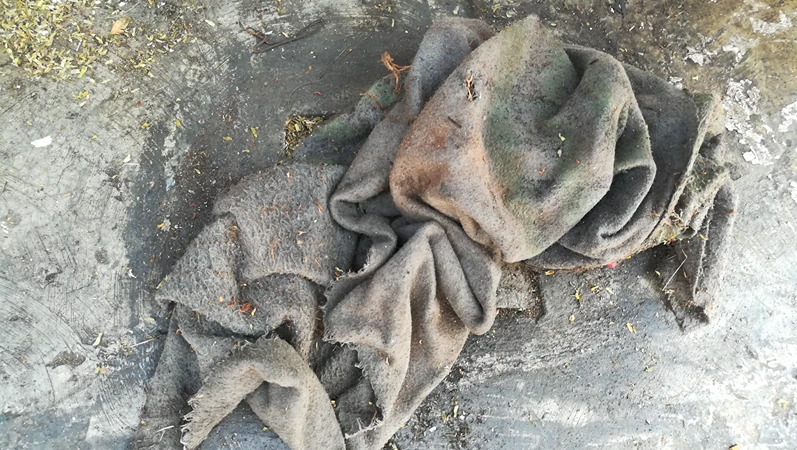 Equip cloth soaked in oil on the surface of the cement factory.
